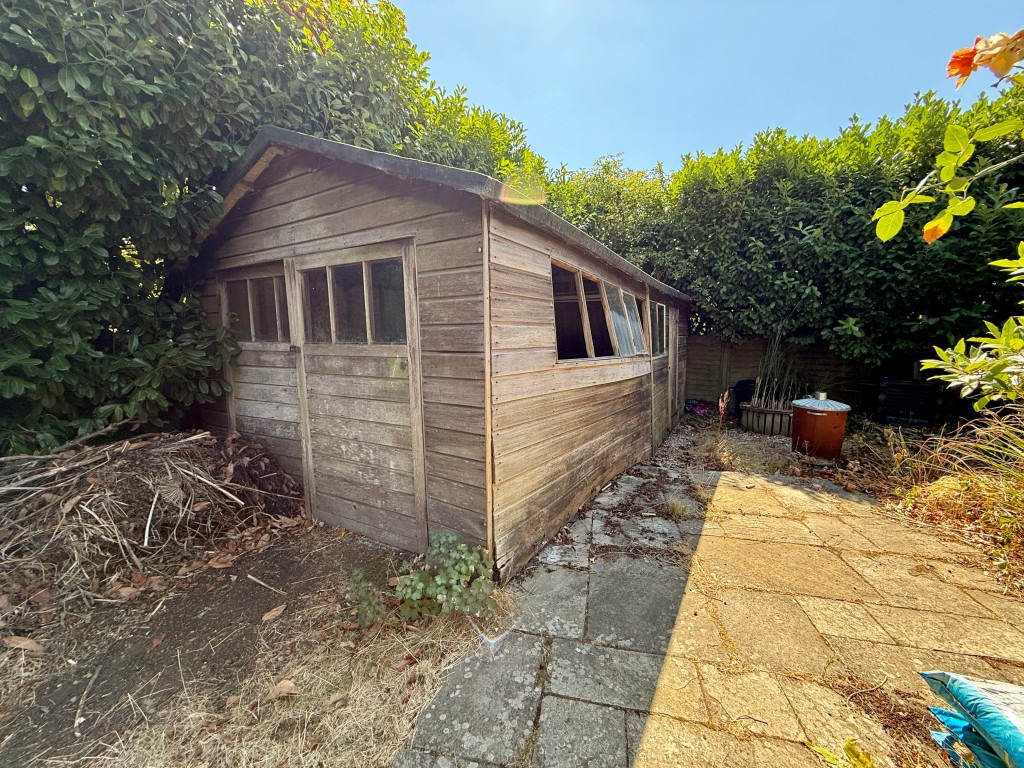 Lot: 224 - DETACHED COTTAGE FOR REFURBISHMENT - Garage